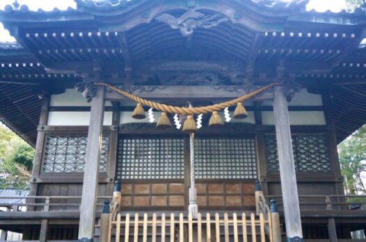 福井県あわら市春日神社_しめ縄_合成繊維しめ縄_黄金色_境内_神社