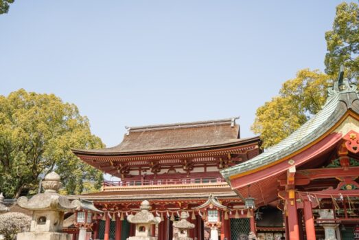 氏神神社 神社 風景 しめ縄 藁 お参り
