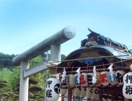 氏子　鳥居と神輿　お祭　氏子の役割
