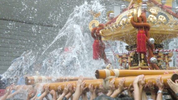 氏子　神輿　お祭り　風景