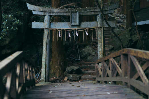 しめ縄　鳥居　紙垂　藁　神社