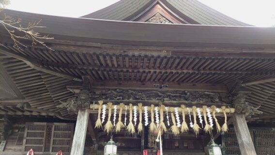 紙垂 神社 しめ縄 藁 風景