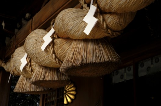 しめ縄　大きい　紙垂　神社　参拝