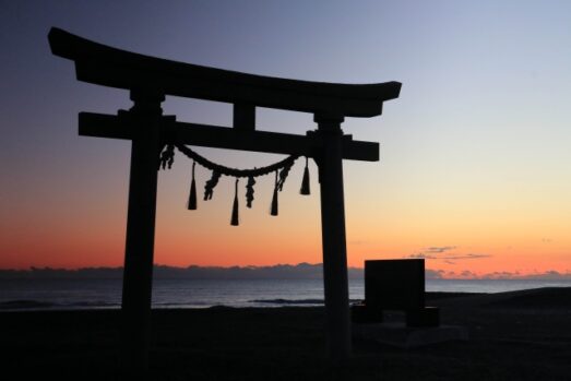 しめ縄 神社 紙垂 交換 風景 鳥居 海