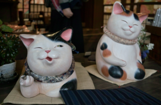 猫　置き物