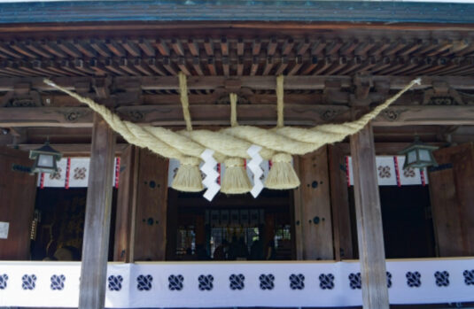 神社_しめ縄_紙垂_参拝