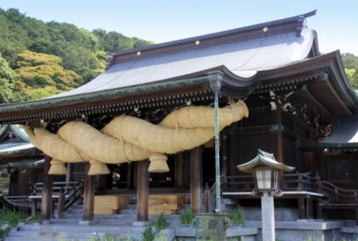 神社_しめ縄_参拝_大きいしめ縄