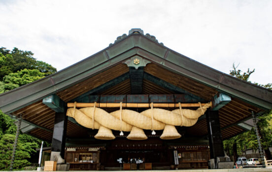 神社_しめ縄_参拝_大きいしめ縄