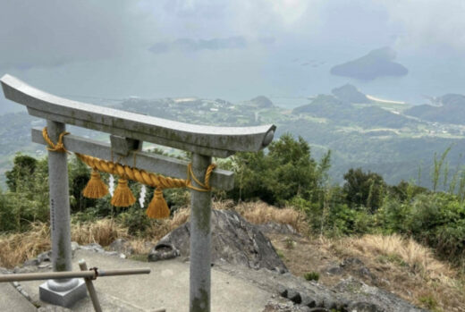 山_しめ縄_紙垂_縄_藁_鳥居