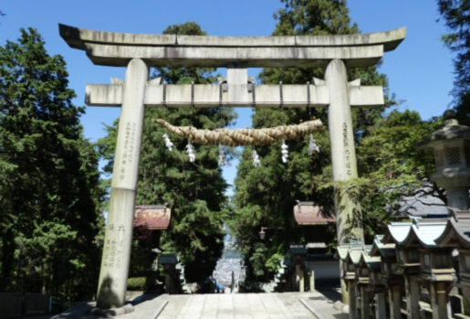 しめ縄のある神社_藁_
お参り_紙垂