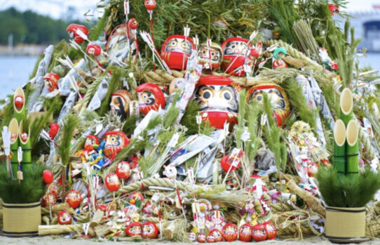 お焚き上げ_だるま_門松_神社_しめ縄