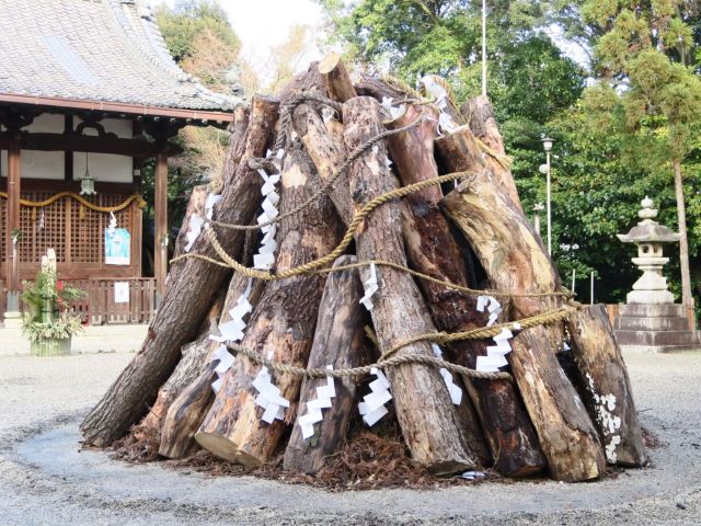 古いしめ縄を処分するどんど焼き
