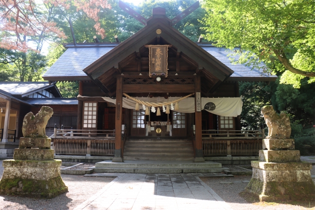 神社拝殿に掛けられた伝統的なしめ縄。長期間設置されると色あせやほつれが生じる