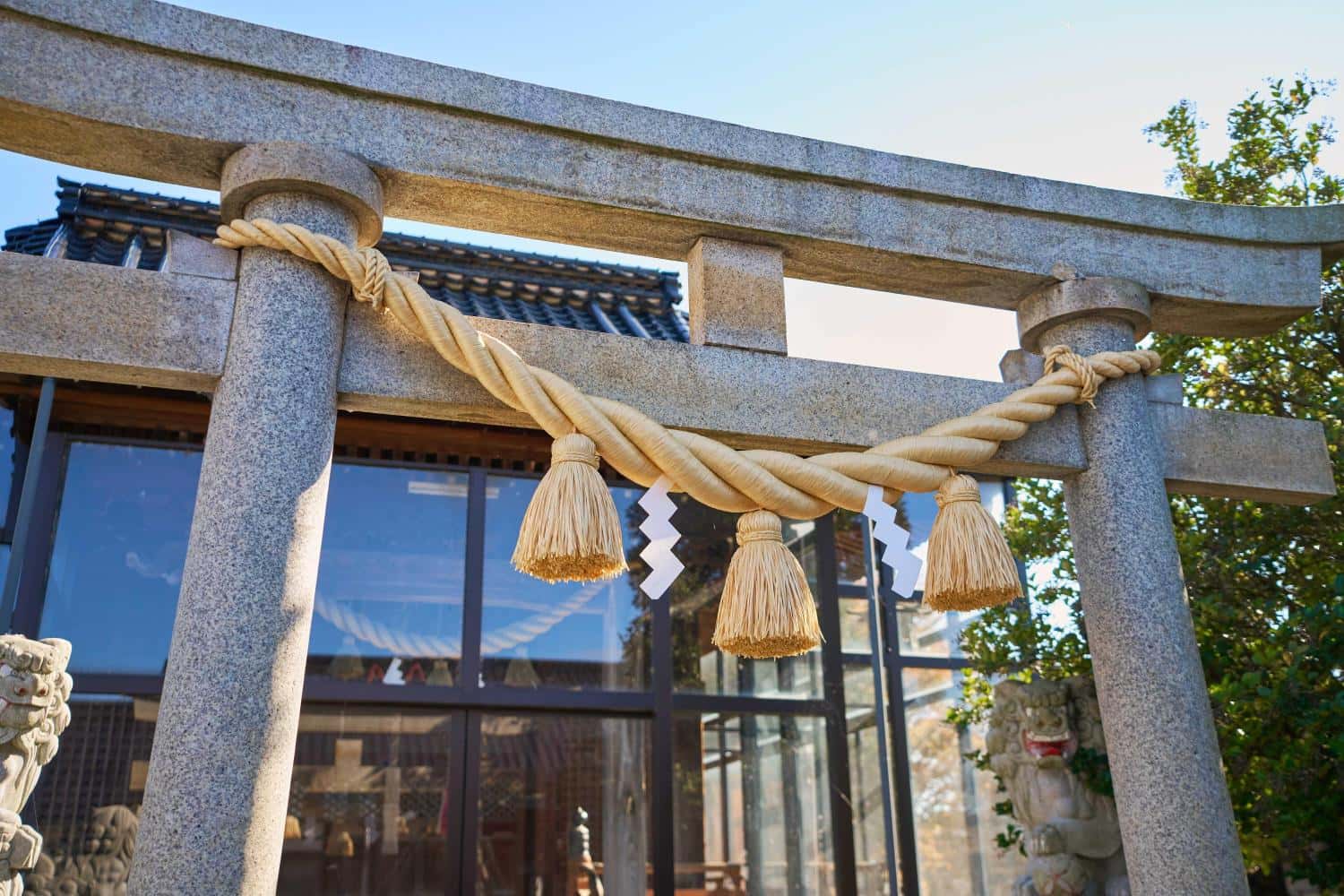 祭礼の場を彩るしめ縄飾りの役割